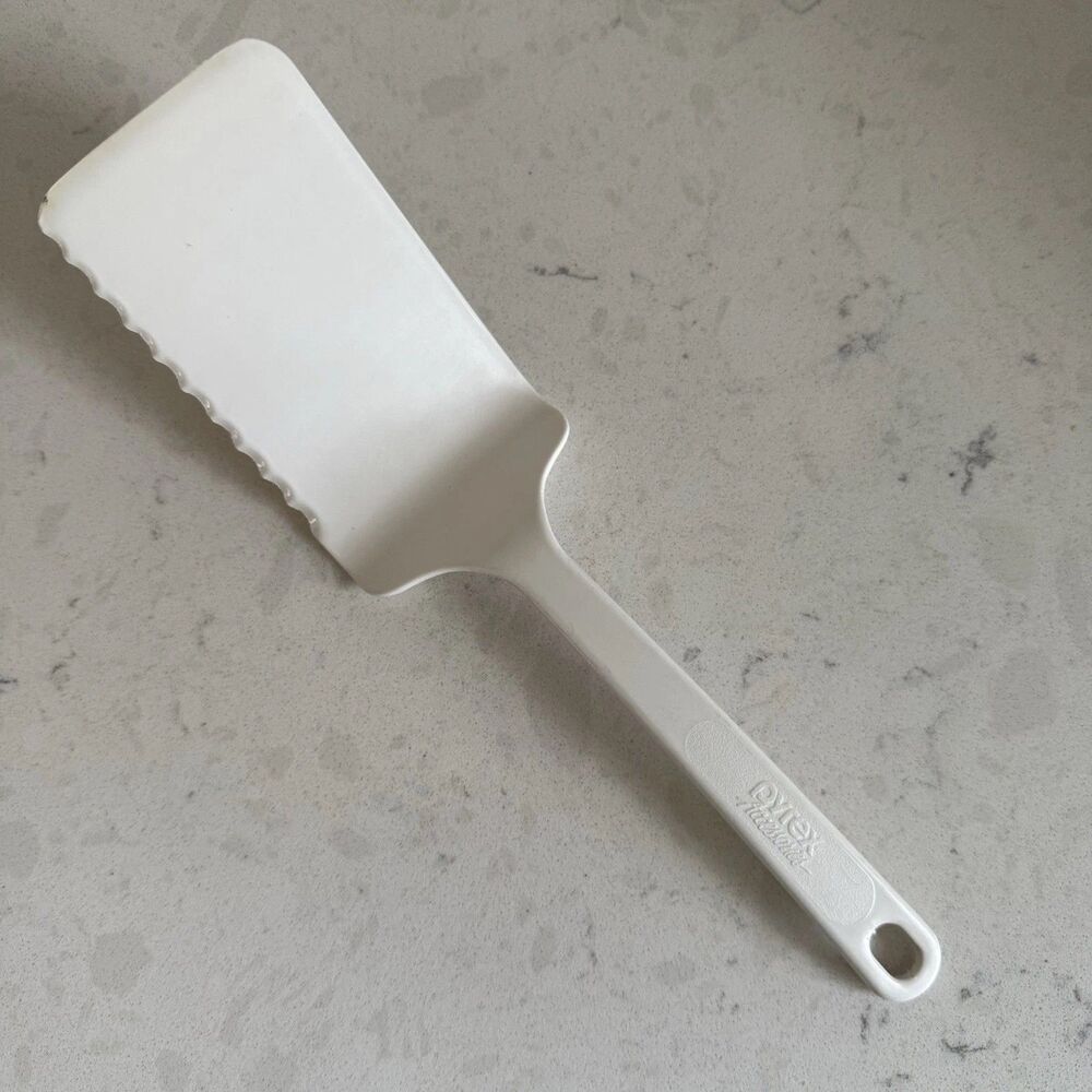 VTG Pyrex Accessories Serrated Edge Spatula Turner Flipper Almond White 11.5”